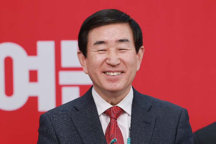 조길형 전 충주시장이 11일 서울 영등포구 여의도 국민의힘 중앙당사에서 열린 광역단체장 후보 면접을 마치고 취재진 질문에 답하고 있다. 연합뉴스