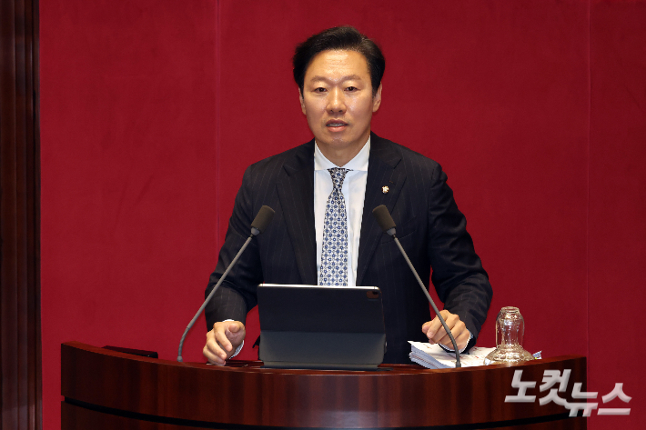 국민의힘 박수민 의원이 25일 서울 여의도 국회에서 열린 제429회 국회(정기회) 제9차 본회의에서 정부조직법 일부개정법률안에 대한 반대 무제한토론을 하고 있다. 윤창원 기자