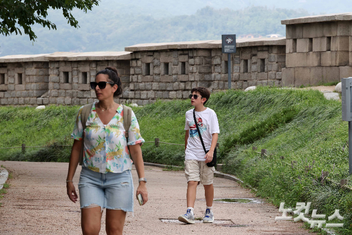 글로벌 K-팝 애니메이션 영화 <케이팝 데몬헌터(KPOP DEMON HUNTER)>의 흥행으로 서울 낙산공원 성곽길이 외국인 관광객들 사이에서 뜨거운 관심을 받고 있다. 박종민 기자