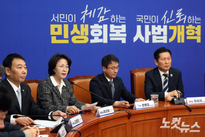 추미애 국회 법사위원장이 17일 서울 여의도 국회에서 열린 검찰개혁 관련 긴급 기자회견에서 발언을 하고 있다. 윤창원 기자