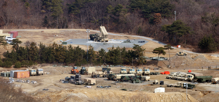 하늘 향한 사드 기지의 방공무기 발사대. 연합뉴스