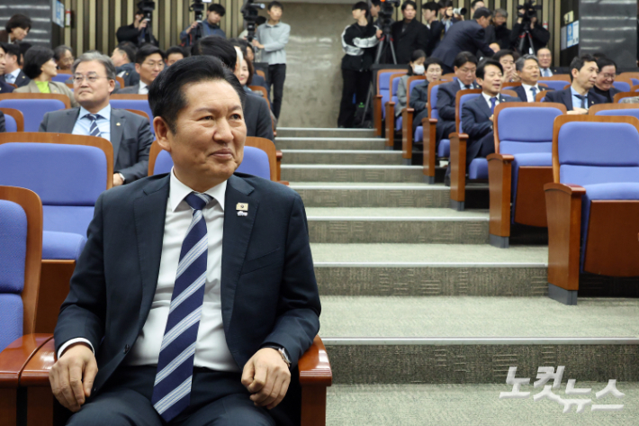 더불어민주당 정청래 대표가 17일 서울 여의도 국회에서 열린 의원총회에 참석하고 있다. 윤창원 기자