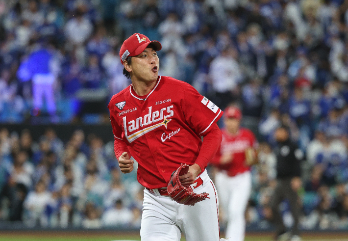 지난해 10월 14일 대구 삼성라이온즈파크에서 열린 2025 프로야구 KBO리그 포스트시즌 준플레이오프 4차전 SSG 랜더스와 삼성 라이온즈의 경기. 2회말 SSG 선발투수 김광현이 삼진을 잡고 밝게 웃고 있다. 연합뉴스