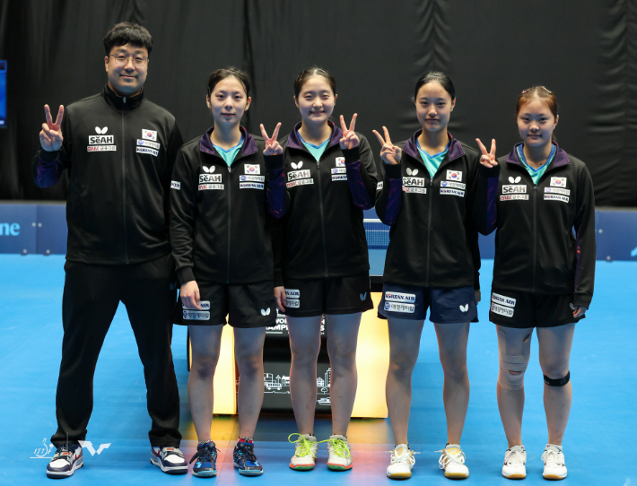 지난 2024년 세계주니어선수권대회 여자 단체전 우승을 일군 한국 탁구 여자 주니어 대표팀 여인호 코치(왼쪽부터), 박가현, 김태민, 최나현, 유예린. 대한탁구협회 