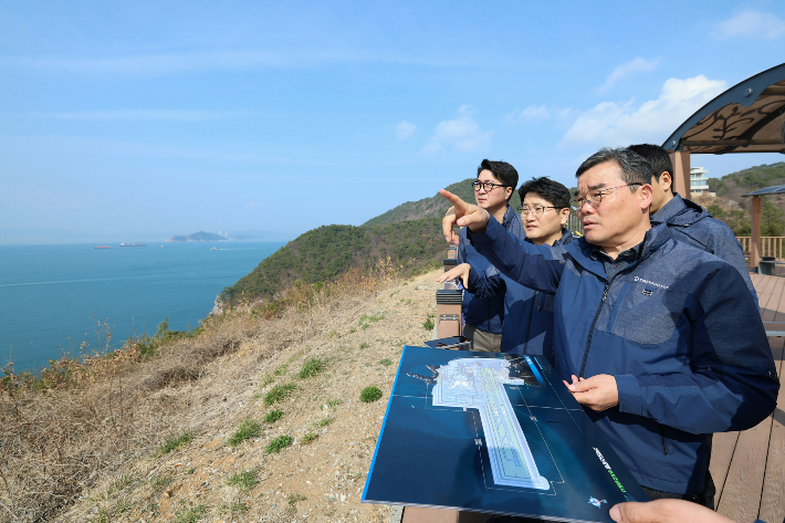 가덕도신공항 예정부지를 방문한 김보현 대우건설 대표이사. 대우건설 제공