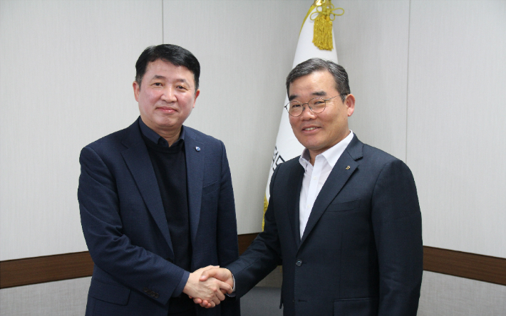 가덕도신공항건설공단 이윤상 이사장(왼쪽)과 대우건설 김보현 대표이사(오른쪽). 가덕도신공항건설공단 제공