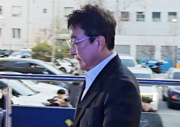 음주운전 사고를 내고 달아난 혐의를 받는 배우 이재룡(62)씨가 사고 나흘 만인 10일 서울 강남경찰서에서 조사를 받고 귀가하고 있다. 연합뉴스