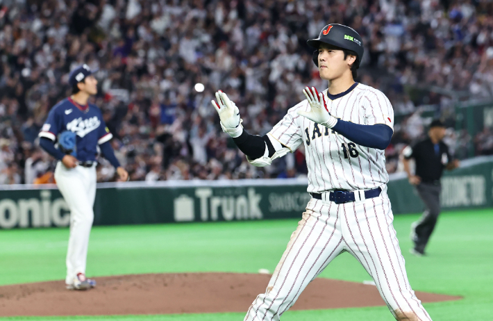 지난 7일 일본 도쿄돔에서 열린 2026 WBC 조별리그 C조 2차전 대한민국과 일본의 경기. 3회말 1사 일본 오타니가 우중간 솔로 홈런을 치고 그라운드를 돌고 있다. 연합뉴스 