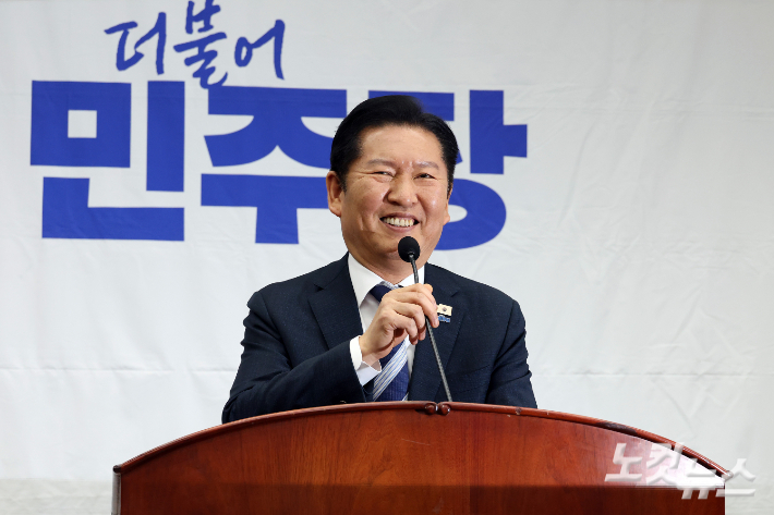 더불어민주당 정청래 대표가 17일 서울 여의도 국회에서 열린 의원총회에서 발언을 하고 있다. 윤창원 기자