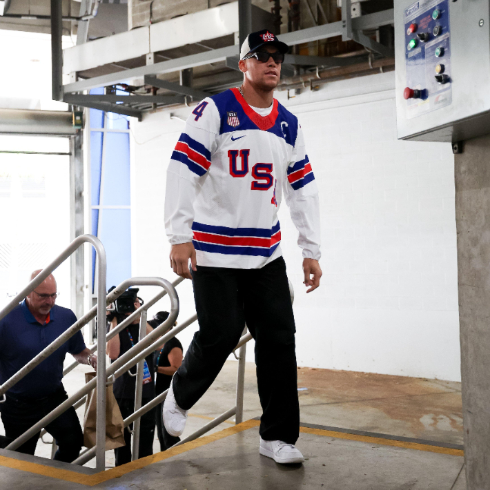 아이스하키 유니폼 입고 등장한 미국 야구대표팀 주장 에런 저지. 미국 야구대표팀 엑스 계정 캡처