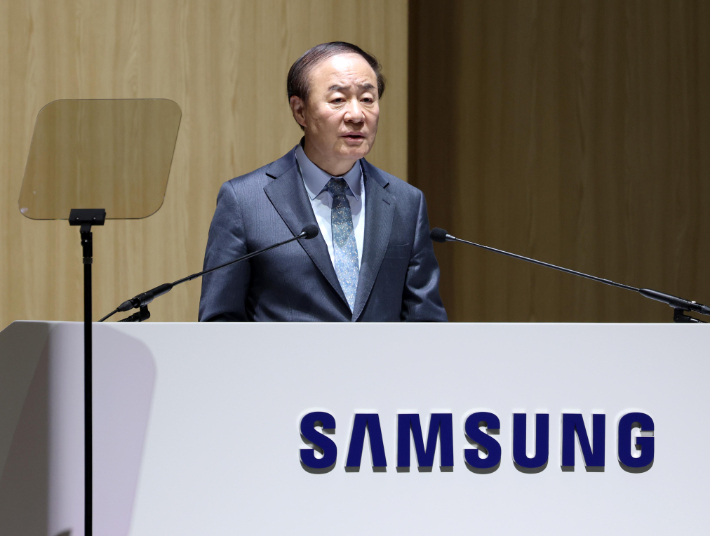 18일 경기도 수원시 영통구 수원컨벤션센터에서 열린 제57기 삼성전자 정기주주총회에서 의장을 맡은 전영현 삼성전자 대표이사 부회장 겸 DS부문장이 인사말을 하고 있다. 연합뉴스