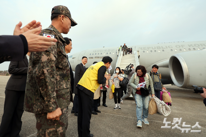 중동 전쟁 확대로 레바논에 체류 중이던 우리 국민 204명과 외국 국적 가족 5명 및 우방국(일본) 국민 2명 등 총 211명이 대한민국 군 수송기(KC-330)를 타고 15일 오후 성남공항에 도착하고 있다. 윤창원 기자