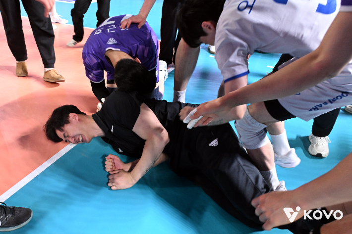 박철우 감독 대행을 눕히고 장난치며 승리를 만끽하는 우리카드 선수들. 한국배구연맹