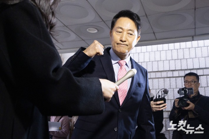 '명태균 여론조사비 대납 의혹'으로 기소된 오세훈 서울시장이 18일 오전 서울 서초구 서울중앙지법에 정치자금법 위반 혐의 관련 2차 공판에 출석하며 지지자들에게 주먹을 들어보이며 인사하고 있다.