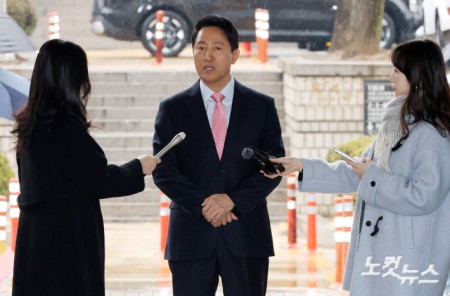 '명태균 여론조사비 대납 의혹'으로 기소된 오세훈 서울시장이 18일 오전 서울 서초구 서울중앙지법에 정치자금법 위반 혐의 관련 2차 공판에 출석하고 있다.