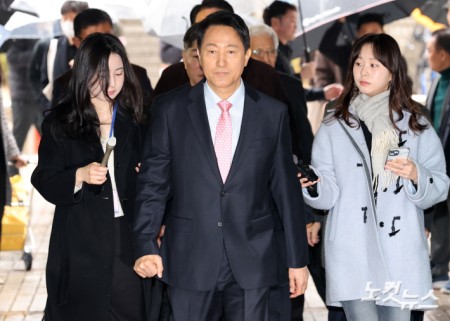 '명태균 여론조사비 대납 의혹'으로 기소된 오세훈 서울시장이 18일 오전 서울 서초구 서울중앙지법에 정치자금법 위반 혐의 관련 2차 공판에 출석하고 있다.