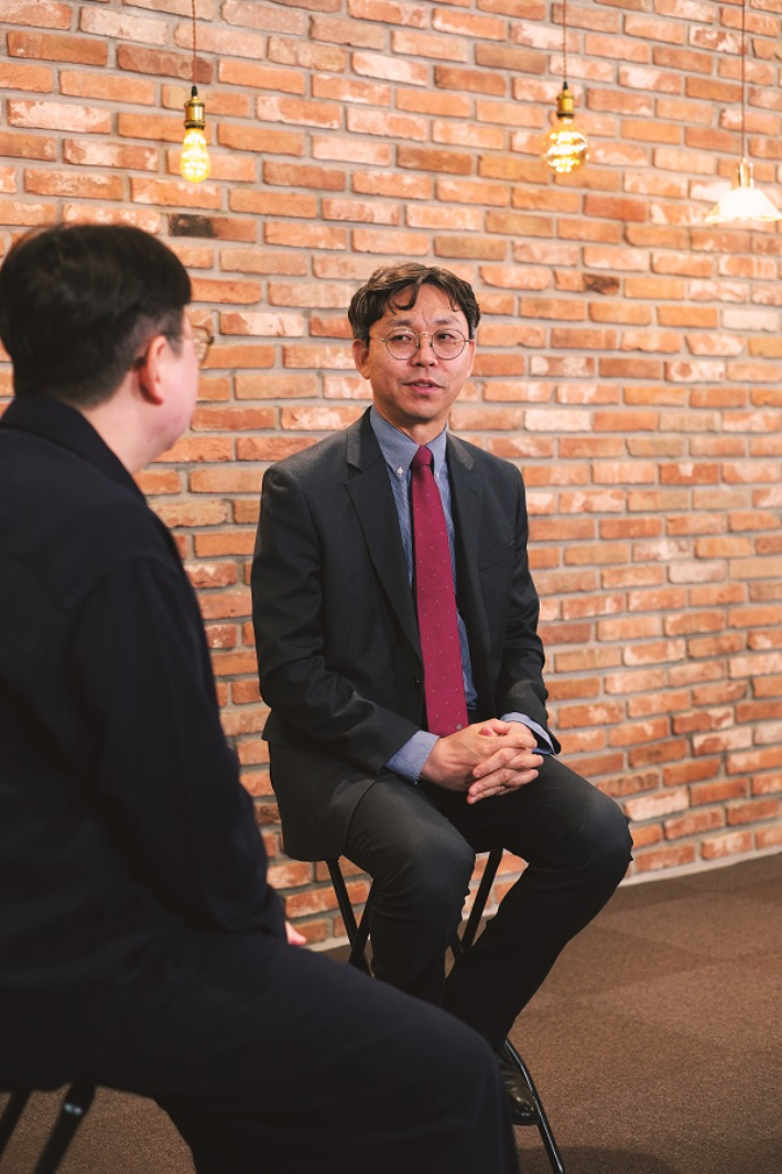 이정현 목사가 전북CBS 유튜브 '김일환의 예수살롱'에 출연해 담임목사와 부교역자 사이의 갑질 관행, 목회 생태계의 현실, 건강한 동역의 기준을 짚고 있다. 전북CBS 유튜브 '예수살롱' 제공