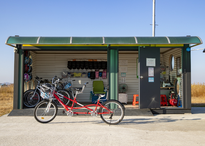 익산시가 무료 자전거 대여소를 운영한다. 익산시 제공