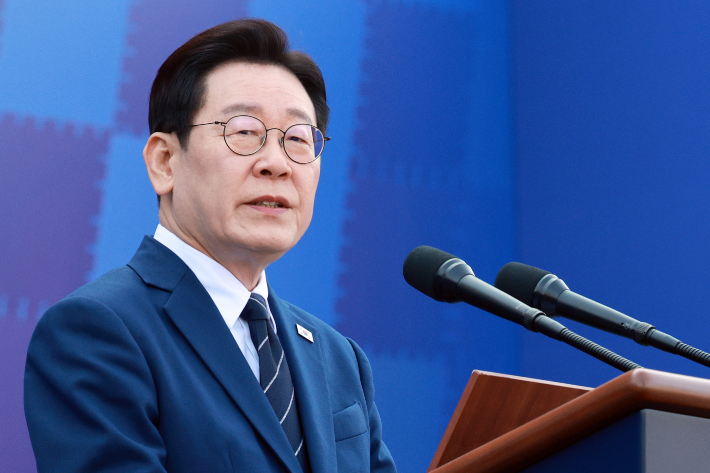 이재명 대통령이 17일 충남 아산 경찰대학에서 열린 2026년 신임 경위·경감 임용식에서 축사하고 있다. 연합뉴스