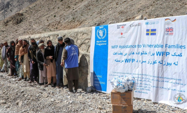 아프가니스탄 주민들에게 식량 나눠주는 WFP 직원들. 연합뉴스