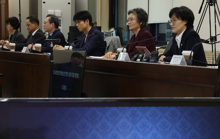 지난 6일 정부서울청사에서 열린 형사미성년자(촉법소년) 연령 사회적 대화 협의체 1차회의에서 원민경 성평등가족부 장관(우측)이 인사말을 하고 있다. 원 장관 왼쪽으론 협의체 공동·민간위원장을 맡은 노정희 전 대법관(사법연수원 석좌교수). 연합뉴스