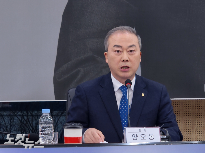 전북대학교는 18일 오전 전북대학교 대학본부에서 '양오봉 총장 취임 3주년 기자회견'을 열고 '피지컬 AI'와 '서울대 10개 만들기' 등 미래 혁신 전략 비전을 제시했다. 양오봉 총장의 질의응답 모습. 김대한 기자