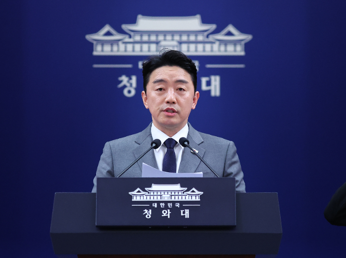 이재명 대통령 전략경제협력 특사로 아랍에미리트(UAE)를 방문하고 귀국한 강훈식 비서실장이 18일 청와대 춘추관에서 특사 활동 관련 브리핑을 하고 있다. 연합뉴스