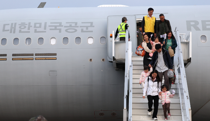 수송기로 한국 도착한 교민들. 연합뉴스