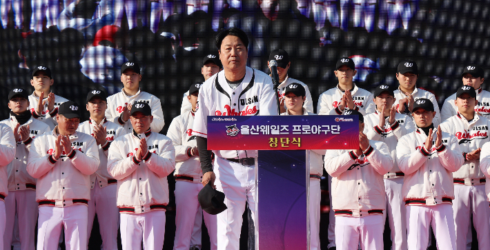 인사하는 울산 웨일즈 장원진 감독. 연합뉴스