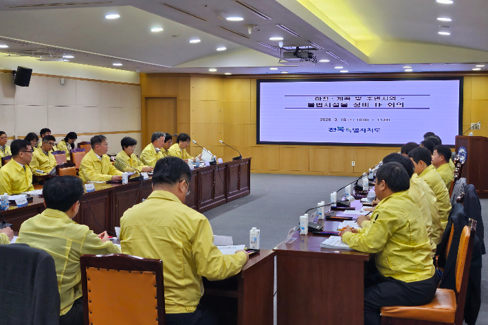 18일 전북도청 중회의실에서 노홍석 행정부지사 주재로 '하천·계곡 불법시설 정비 TF 회의'가 열렸다. 전북도 제공