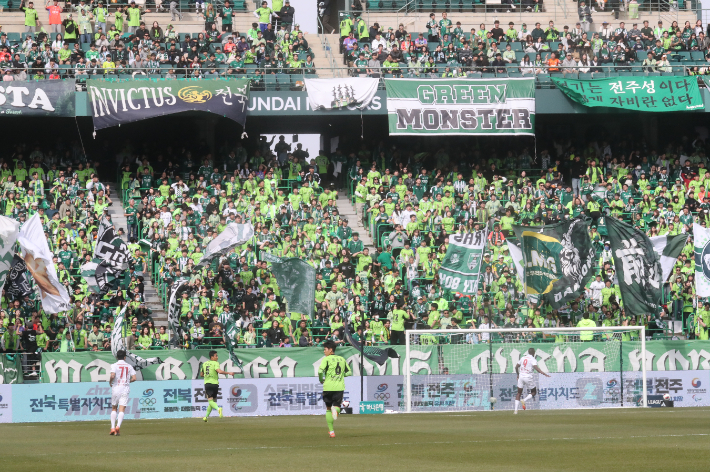 지난 1일 전북 전주월드컵경기장에서 열린 하나은행 K리그1 2026 1라운드 전북 현대와 부천 FC의 경기. 관중석이 가득 차 있다. 연합뉴스