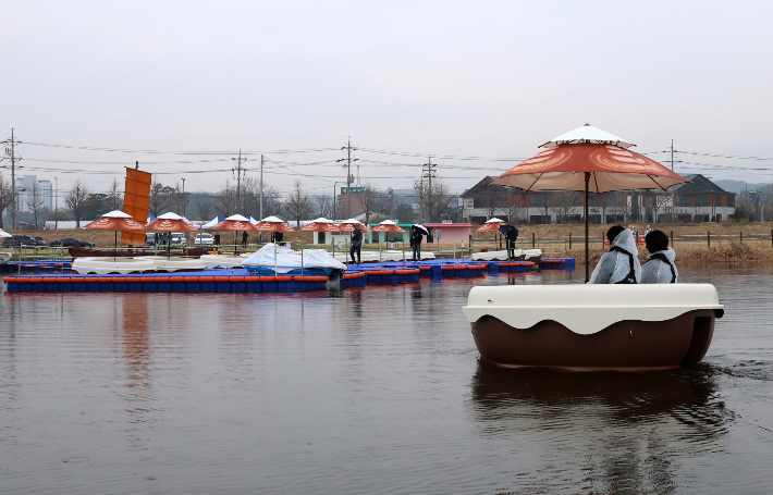 강릉시, 오죽헌 전통 뱃놀이 체험 프로그램 운영. 연합뉴스