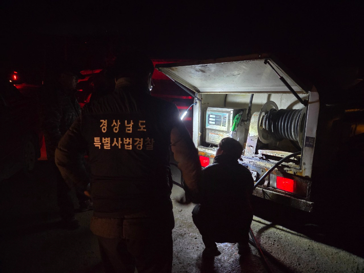 가짜 석유 판매 현장 적발. 경남도청 제공 