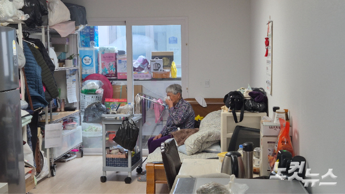 지난해 5월 경북 의성군 단촌면 구계1리 모듈러 임시주택에 입주한 류춘희(91)씨는 10개월째 임시주택에서 생활하고 있다. 정진원 기자