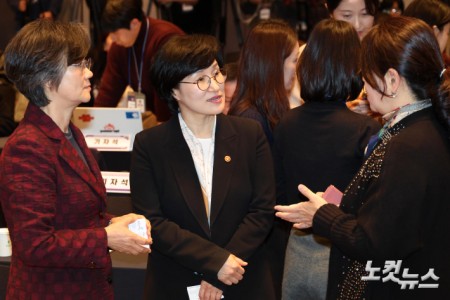 포럼 참석자들과 대화하는 원민경 장관