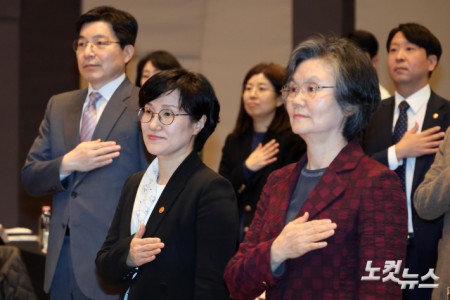 국민의례하는 원민경 장관