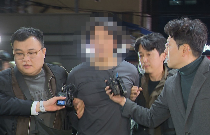 경찰서로 압송되는 항공사 기장 살해 피의자. 연합뉴스