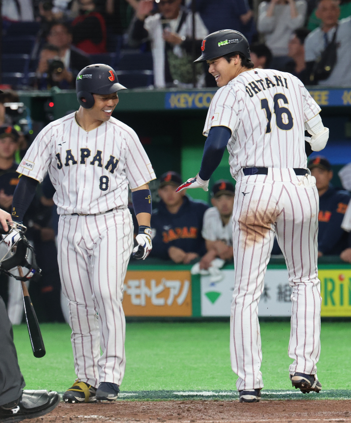 2026 월드베이스볼클래식(WBC) 조별 리그 C조 한국과 경기에서 일본 오타니 쇼헤이(오른쪽)가 솔로 홈런을 친 뒤 기뻐하는 모습. 연합뉴스 
