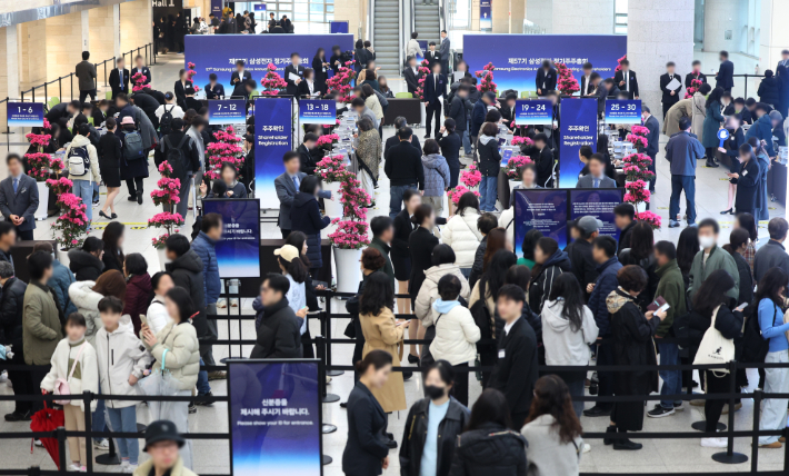 18일 경기도 수원시 영통구 수원컨벤션센터에서 열린 제57기 삼성전자 정기주주총회에서 주주들이 주주 확인을 하고 있다. 연합뉴스