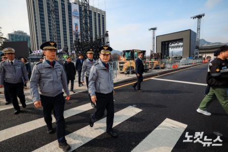 박정보 서울경찰청장이 18일 BTS 공연 무대 설치중인 서울 광화문 광장을 찾아 현장 점검을 하고 있다.