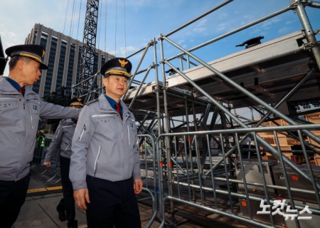 박정보 서울경찰청장이 18일 BTS 공연 무대 설치중인 서울 광화문 광장을 찾아 현장 점검을 하고 있다.