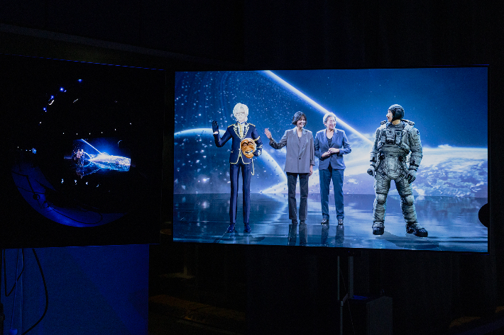 네이버1784에 마련된 3D 콘텐츠 전문 제작 스튜디오 '모션·비전스튜디오'에서 최수연 네이버 대표와 리사 수 AMD CEO가 버추얼 콘텐츠 제작 시연을 하고 있다. 네이버 제공