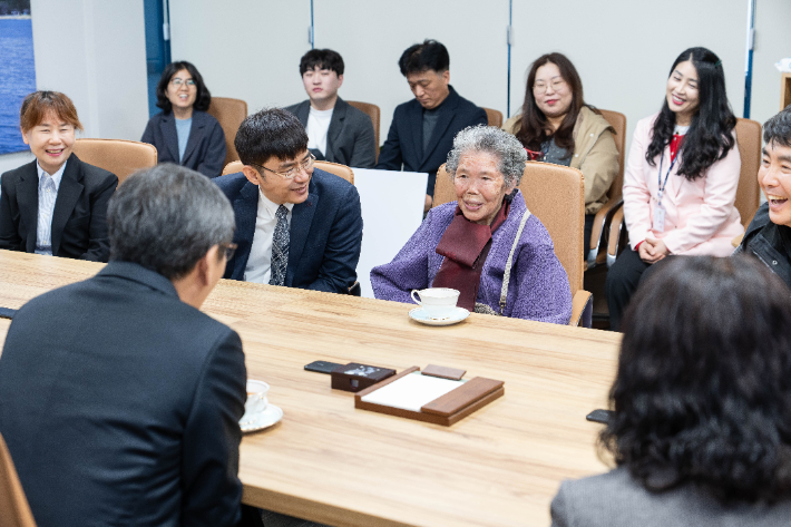 강릉시 입암동에 거주하는 한매자(93) 어르신이 18일 시청을 방문해 지역 내 어려운 이웃과 보육원 아동을 위해 사용해 달라며 성금 1천만 원을 기탁했다. 강릉시 제공