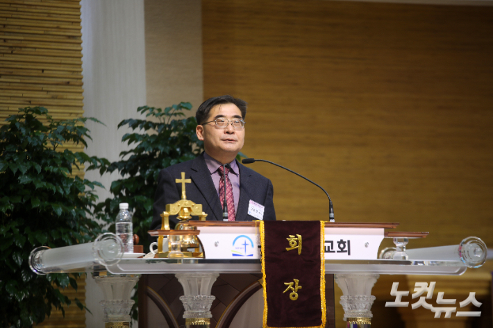 임홍연 신임 노회장이 제121회 정기노회 회무를 진행하고 있다. 최화랑 기자