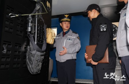 방탄소년단(BTS) 공연 관련 현장 점검에 나선 박정보 서울경찰청장(왼쪽)이 18일 오후 서울 종로구 광화문광장 인근에서 경찰특공대의 안티드론차량에 대한 설명을 듣고 있다.