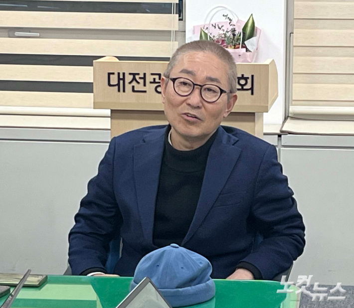 더불어민주당 박범계 의원이 18일 대전시의회에서 기자들과 만나 통합 무산과 관련한 입장을 밝혔다. 정세영 기자