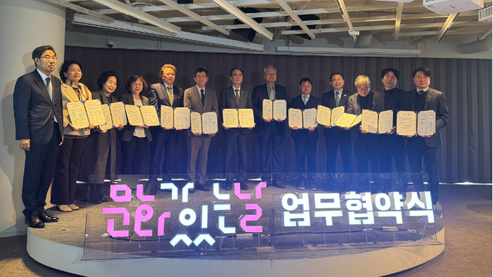 이정곤 밀양시 부시장(사진 맨 오른쪽)이 '문화가 있는 날' 활성화 업무협약을 체결한 후 기념 촬영을 하고 있다. 밀양시 제공