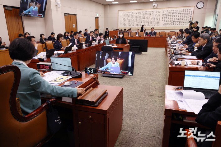 국회 법사위, 의사봉 두드리는 추미애 위원장