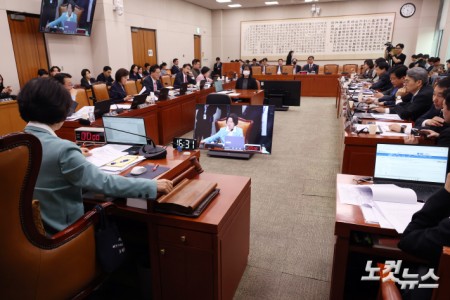 국회 법사위, 의사봉 두드리는 추미애 위원장