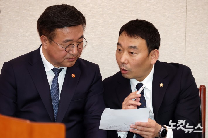 대화하는 윤호중 행안부 장관-김용민 법사위 여당 간사